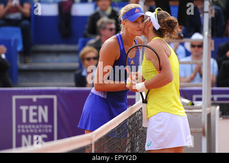 Strasbourg, France. 23 mai, 2015. STrasbourg International WTA, le tournoi de tennis féminin, finale Samantha Stosur et Kristina Mladenovic. Samantha Stosur (AUS) Il échange un baiser avec Kristina Mladenovic (FRA) : Action de Crédit Plus Sport/Alamy Live News Banque D'Images