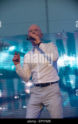 Les Communards et Bronski Beat Jimmy Somerville chanteur des années 1980 chanteur pop écossais sur scène à Birmingham Pride Banque D'Images