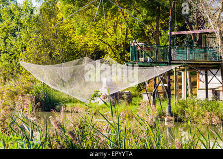 Cabane de pêche sur le net avec la Pialassa Baiona saumâtres lagon près de Marina Romea de Ravenne dans la région Émilie-romagne en Italie du Nord en Europe : le poisson, faire cuire et manger ici. Banque D'Images