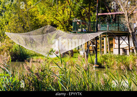 Cabane de pêche sur le net avec la Pialassa Baiona saumâtres lagon près de Marina Romea de Ravenne dans la région Émilie-romagne en Italie du Nord en Europe : le poisson, faire cuire et manger ici. Banque D'Images