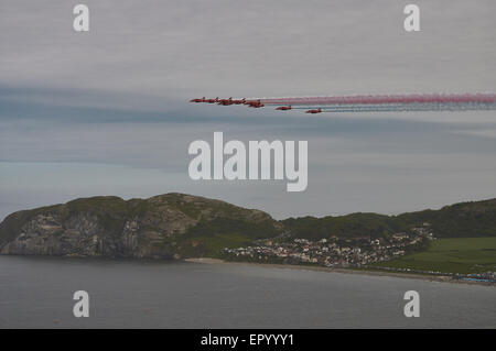 Llandudno, Nord du Pays de Galles, Royaume-Uni. 23 mai, 2015. Le spectacle aérien de Llandudno avec affiche comme Old les tronçonneurs, Gloster Meteor, Avro Anson, Catalina, Mustang, Lancaster, Trauma, ouragan, Spitfire et le RAF flèches rouges. Crédit : Robert Eames/Alamy Live News Banque D'Images