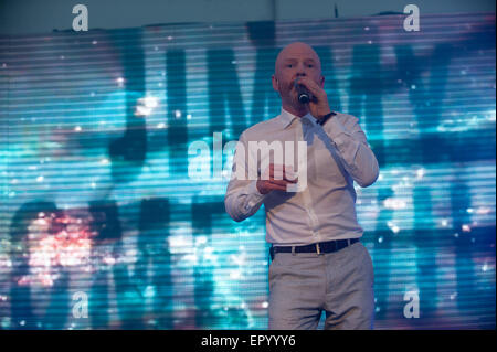 Les Communards et Bronski Beat Jimmy Somerville chanteur des années 1980 chanteur pop écossais sur scène à Birmingham Pride Banque D'Images