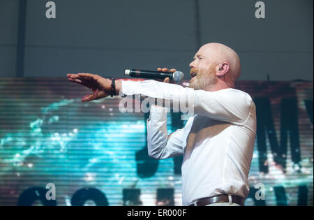 Les Communards et Bronski Beat Jimmy Somerville chanteur des années 1980 chanteur pop écossais sur scène à Birmingham Pride Banque D'Images