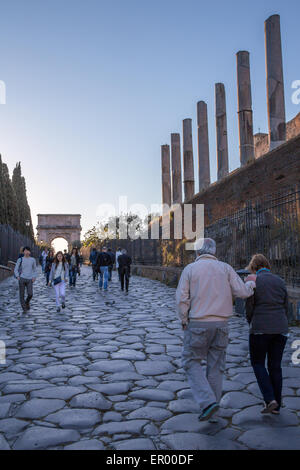 Via Sacra menant à l'Arc de Titus à l'entrane au Forum Romain, Rome, Italie Banque D'Images