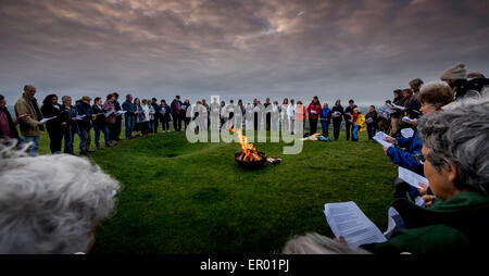 L'éclairage de Beacon Firle près de Lewes, par Rev Peter Owen-Jones. Une chaîne de balises ont été allumé dans tout le diocèse de Chichester ce soir que les églises se préparent à célébrer les flammes de la Pentecôte et de l'anniversaire de l'Eglise. L'éclairage des phares marquera également le lancement d'une stratégie à l'échelle diocésaine comme Diocèse anglican églises intensifier leur communication avec les communautés locales. 'Ce ne sont que quelques exemples des paroisses à organiser des événements qui rappellent les communautés qu'ils servent de la raison la Pentecôte est passé en premier lieu," dit l'évêque de Lewes, Richard Jackson. Banque D'Images