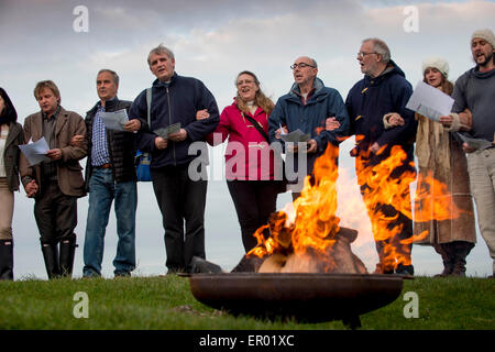 L'éclairage de Beacon Firle près de Lewes, par Rev Peter Owen-Jones. Une chaîne de balises ont été allumé dans tout le diocèse de Chichester ce soir que les églises se préparent à célébrer les flammes de la Pentecôte et de l'anniversaire de l'Eglise. L'éclairage des phares marquera également le lancement d'une stratégie à l'échelle diocésaine comme Diocèse anglican églises intensifier leur communication avec les communautés locales. 'Ce ne sont que quelques exemples des paroisses à organiser des événements qui rappellent les communautés qu'ils servent de la raison la Pentecôte est passé en premier lieu," dit l'évêque de Lewes, Richard Jackson. Banque D'Images