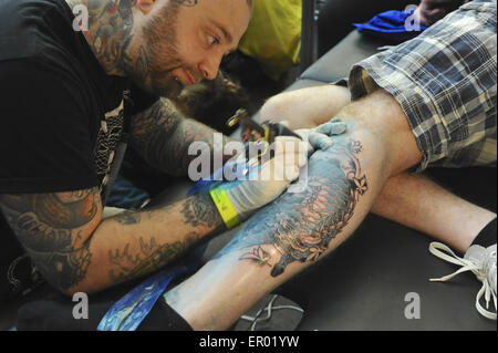 Un tatoueur au travail à la Great British Tattoo Show, un prestigieux body art conférence qui se tenait à l'Alexandra Palace, Londres. Le spectacle avait 249 tatoueurs du monde entier et près de 10 000 personnes assisteront au cours de la fin de semaine. Banque D'Images