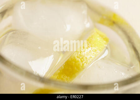 Un verre d'eau de citron avec de la glace Banque D'Images