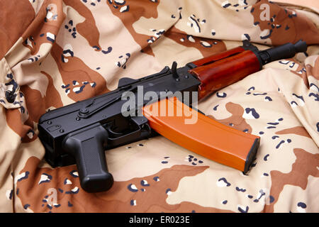 Aks-47u sur la vieille guerre du golfe persique desert combat Banque D'Images