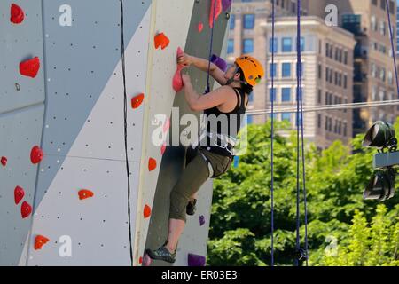 Chicago, USA. 23 mai, 2015. Une belle journée de printemps réunit les grimpeurs et ceux qui souhaitent apprendre à l'Malkin-Sacks les murs d'escalade dans la région de Maggie Daley Park. Credit : Todd Bannor/Alamy Live News Banque D'Images