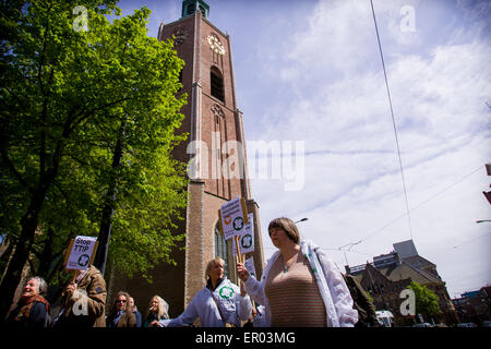 L'Hauge, aux Pays-Bas. 23 mai, 2015. Le samedi 23 mai 2015 environ 100 personnes ont participé à la Marche contre Monsanto. Des manifestations ont eu lieu dans le monde et dans certains quatre grandes villes des Pays-Bas, où le thème de la marche était Arrêter TTIP. Le Transantlantic de commerce et d'investissement a été largement critiquée comme étant une menace grave à la sécurité sociale et de l'environnement. Credit : Jaap Arriens/Alamy Live News Banque D'Images