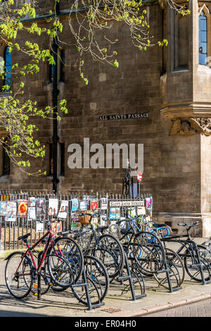 Les vélos garés sur Saint Johns Street, Cambridge, Royaume-Uni Banque D'Images