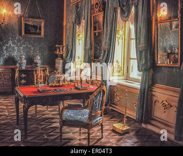 Saint-pétersbourg, Russie. 15 Juin, 1989. Un bureau et des chaises dans le hall bleu d'inspiration française, pièce de réception de Peter le Grand Palais de Peterhof. L'un de Saint-pétersbourg les plus connus et les plus populaires attractions touristiques, le château et le parc de Peterhof (Petrodvorets), souvent appelé ''Le Versailles russe'', sont un site du patrimoine mondial de l'UNESCO. © Arnold Drapkin/ZUMA/Alamy Fil Live News Banque D'Images