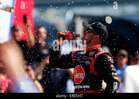 Concord, NC, USA. 23 mai, 2015. Austin Dillon (33) remporte l'Hisense 300 à Charlotte Motor Speedway à Concord, NC. Credit : csm/Alamy Live News Banque D'Images