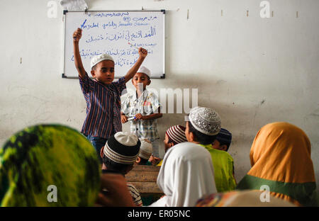 Klang, Malaisie. 23 mai, 2015. Les enfants réfugiés rohingyas ethniques résidant en Malaisie assister à une classe de leur école communautaire de Klang. Malaysian les responsables cherchent à l'état de Penang comme site possible pour les zones de réinstallation temporaire pour les Rohingyas au Bangladesh et de la mer. © Rasid Mohd/Pacific Press/Alamy Live News Banque D'Images