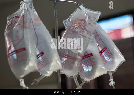 Dhaka, Bangladesh. 23 mai, 2015. DHAKA, BANGLADESH - 23 mai : Les cas de diarrhée d'augmenter ces derniers temps en raison de la hausse des températures et la pénurie d'eau potable pure à Dhaka le 17 mai 2015. Un camp de fortune du Centre international de recherche sur les maladies diarrhéiques est mis en place pour traiter les enfants. © Zakir Hossain Chowdhury/ZUMA/Alamy Fil Live News Banque D'Images