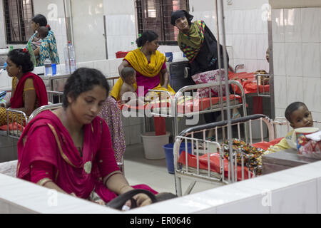 Dhaka, Bangladesh. 23 mai, 2015. DHAKA, BANGLADESH - 23 mai : Les cas de diarrhée d'augmenter ces derniers temps en raison de la hausse des températures et la pénurie d'eau potable pure à Dhaka le 17 mai 2015. Un camp de fortune du Centre international de recherche sur les maladies diarrhéiques est mis en place pour traiter les enfants. © Zakir Hossain Chowdhury/ZUMA/Alamy Fil Live News Banque D'Images