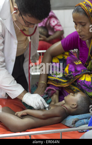 Dhaka, Bangladesh. 23 mai, 2015. DHAKA, BANGLADESH - 23 mai : Les cas de diarrhée d'augmenter ces derniers temps en raison de la hausse des températures et la pénurie d'eau potable pure à Dhaka le 17 mai 2015. Un camp de fortune du Centre international de recherche sur les maladies diarrhéiques est mis en place pour traiter les enfants. © Zakir Hossain Chowdhury/ZUMA/Alamy Fil Live News Banque D'Images