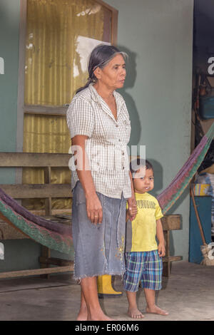 La mère et l'enfant debout sur le porche de leur maison au Guatemala Banque D'Images