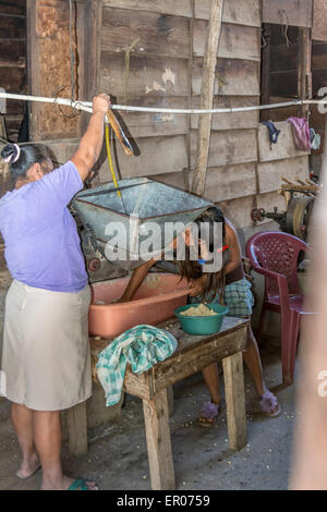 Mère et fille pour tortillias maïs broyage au Guatemala Banque D'Images