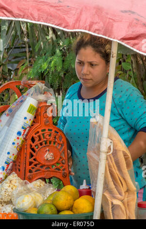 Vendeur de rue pour l'émincé de fruits glacés des boissons et des collations dans un village au Guatemala Banque D'Images