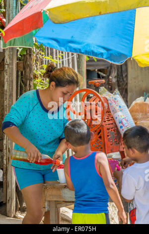 Vendeur de rue pour l'émincé de fruits glacés des boissons et des collations dans un village au Guatemala Banque D'Images