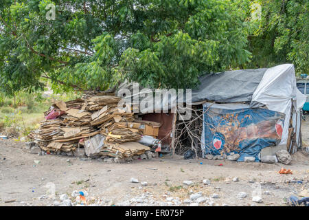 Abris de stockage pour les articles recyclables recueillies par les pauvres à un dépotoir au Guatemala Banque D'Images