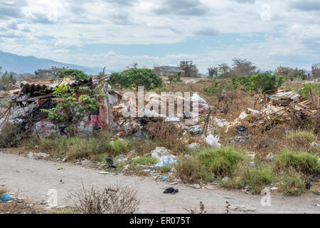 Cabane de stockage pour les articles recyclables recueillies par les pauvres à un dépotoir au Guatemala Banque D'Images