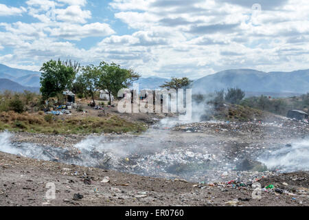 Abris de stockage pour les articles recyclables recueillies par les pauvres à un dépotoir au Guatemala Banque D'Images