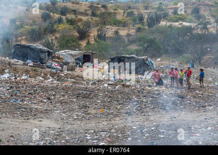 Abris de stockage pour les articles recyclables recueillies par les pauvres à un dépotoir au Guatemala Banque D'Images