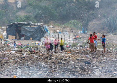 Abris de stockage pour les articles recyclables recueillies par les pauvres à un dépotoir au Guatemala Banque D'Images