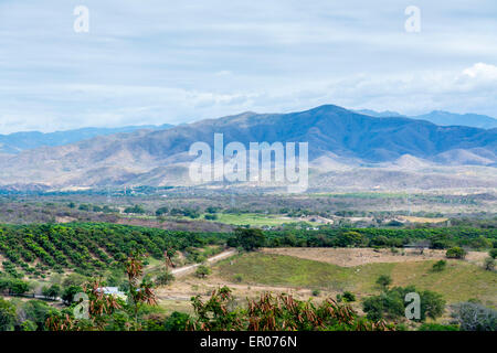 Voir de hauts plateaux du centre et la vallée bordée par les montagnes de la Sierra de las Minas au Guatemala Banque D'Images