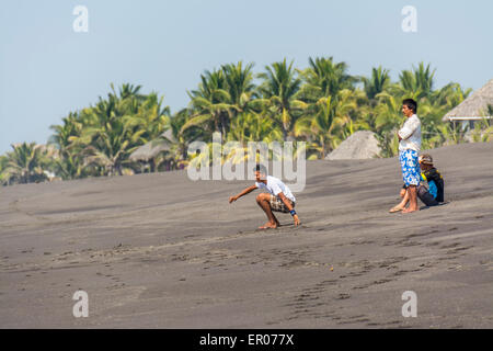 Trois personnes sur la plage à El Colorado Guatemala Banque D'Images