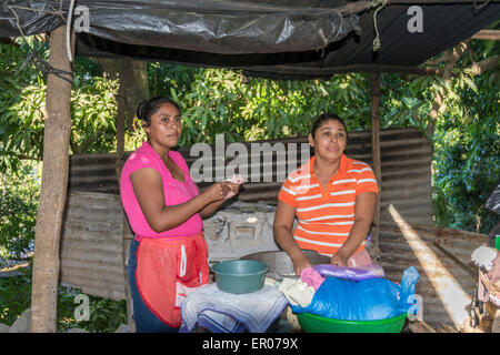 La cuisine des femmes et de la vente de tortillas sur une rue de Guazacapan Guatemala Banque D'Images
