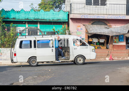 Van de Guazacapan Guatemala utilisé comme un bus pour le transport des personnes entre les villes locales Banque D'Images