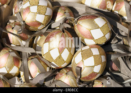Peinte à la main et décoré à la main aux coquilles d'œufs pour célébrer Pâques au Vieux Vienne Marché de Pâques à la Freyung, Vienne. Banque D'Images