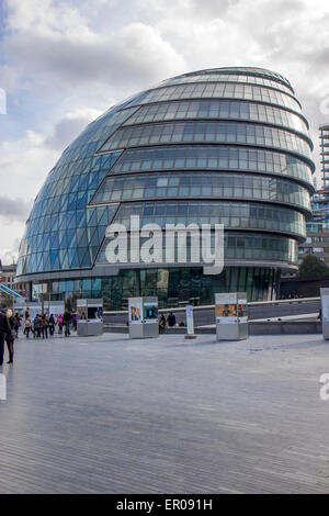 Les touristes visitent l'Hôtel de Ville le 16 octobre 2014 à Londres, au Royaume-Uni. L'Hôtel de ville a été construit à un coût de £43 millions. Banque D'Images