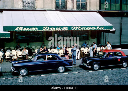 Les gens à l'extérieur d'un café, Paris, France - 1960 ' s Banque D'Images