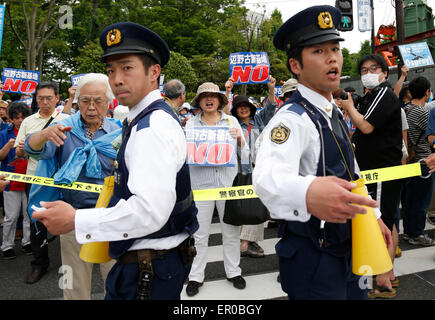 Tokyo, Japon. 24 mai, 2015. Personnes participent à une manifestation devant la Diète (parlement) Building à Tokyo, Japon, le 24 mai 2015. Environ 15 000 personnes ont participé au rassemblement contre la construction de la base américaine de Henoko, Okinawa Prefecture. Credit : Stringer/Xinhua/Alamy Live News Banque D'Images