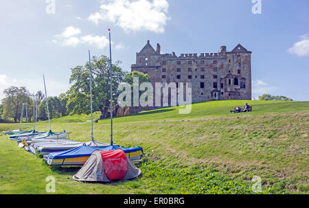 Vue nord de Linlithgow Palace, lieu de naissance de Marie Reine d'Scots-In West Lothian Ecosse Linlithgow, sur les bateaux en premier plan Banque D'Images