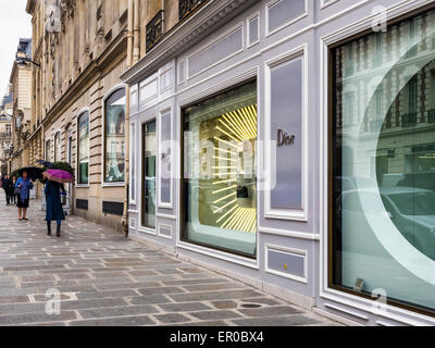 Afficher la fenêtre de Christian Dior. Avenue Montaigne, Paris - rue de l'élégance, luxe, designer de mode Banque D'Images