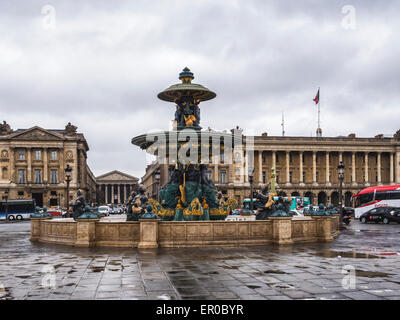 Paris, Place de la Concorde, fontaine et deux bâtiments de style Louis Quinze - l'Hôtel de Crillon et l'Hôtel de la Marine Banque D'Images