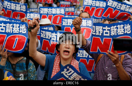 Tokyo, Japon. 24 mai, 2015. Personnes participent à une manifestation devant la Diète (parlement) Building à Tokyo, Japon, le 24 mai 2015. Environ 15 000 personnes ont participé au rassemblement contre la construction de la base américaine de Henoko, Okinawa Prefecture. Credit : Stringer/Xinhua/Alamy Live News Banque D'Images