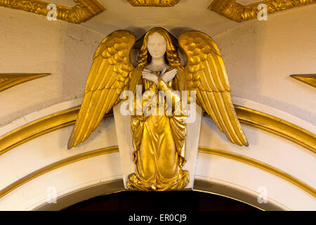 Ange d'or au-dessus de la porte de l'Ouest, Saint Michel et tous les Anges, Great Witley, Worcestershire, Angleterre, RU Banque D'Images