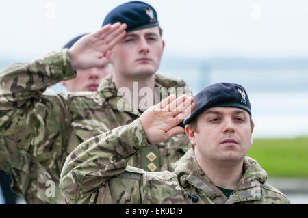 Carrickfergus (Irlande du Nord). 23 mai, 2015. Les saluent alors qu'on parade Crédit : Stephen Barnes/Alamy Live News Banque D'Images