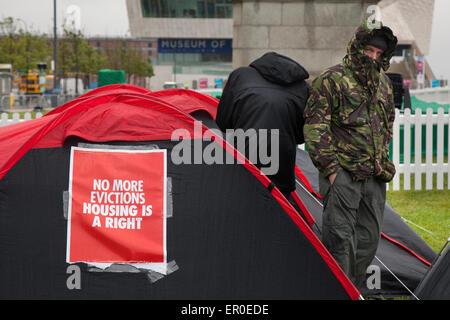 Liverpool, Merseyside, Royaume-Uni 24 Mai, 2015. L'amour des activistes pour les sans-abri, qui ont occupé le bâtiment de la Banque d'Angleterre sur Castle Street, jusqu'expulsés ont érigé des tentes maintenant au Pier Head . Plusieurs nouvelles tentes ont été lancées sur une pastille verte dans le bâtiment entre Cunard et le terminal des ferries, avec des pancartes pour protester contre l'affichage sur des questions telles que les sans-abri, d'austérité et de l'évasion fiscale. Un signe très visible à l'avant du site dit "toujours dans la rue. Pas de justice, pas de paix." Banque D'Images