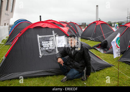 Les personnes sans domicile dans Liverpool, Merseyside, Royaume-Uni 24 Mai, 2015. M. Christopher Gandy   l'amour des activistes pour les sans-abri, qui ont occupé le bâtiment de la Banque d'Angleterre sur Castle Street jusqu'expulsés, ont érigé des tentes sur le quai dans la tête. Plusieurs nouvelles tentes ont été lancées, la création d'une horreur, sur une pastille verte dans le bâtiment entre Cunard et le terminal des ferries, avec des pancartes pour protester contre l'affichage sur des questions telles que les sans-abri, d'austérité et de l'évasion fiscale. Un signe très visible à l'avant du site dit "toujours dans la rue. Pas de justice, pas de paix." Banque D'Images