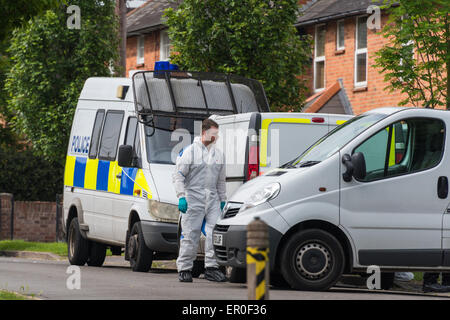 Didcot, Oxfordshire, UK. 24 mai, 2015. Des équipes de médecine légale de la police en blanc jumpsuits sur Vicarage Road après trois trouvé mort dans une maison Crédit : NiKreative/Alamy Live News Banque D'Images