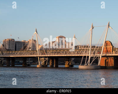 Hungerford Bridge et Golden Jubilee Bridge au-dessus de la Tamise, Londres Banque D'Images