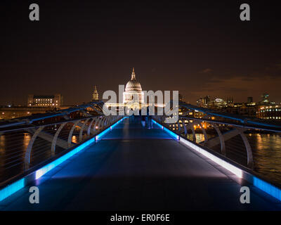 La Cathédrale St Paul à la fin du Millenium bridge Vue de nuit Banque D'Images